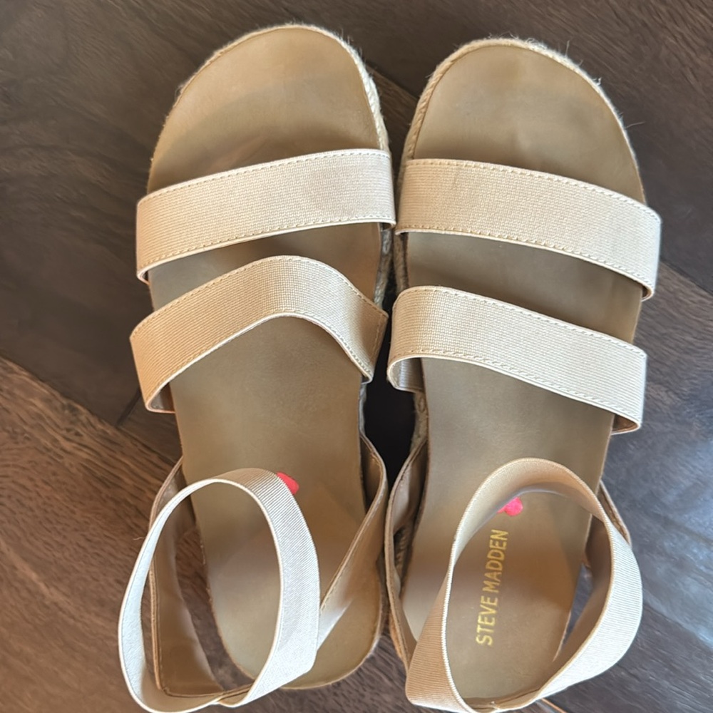 Steve Madden Big Girl Kimmie Sandal Blush size 4
Perfect for spring/summer! - Picture 4 of 4